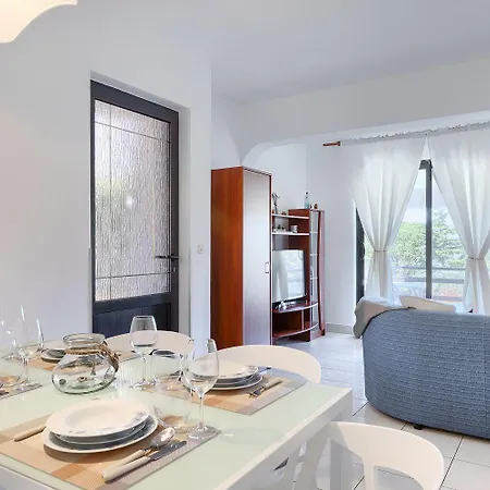 Eliana Apartman *